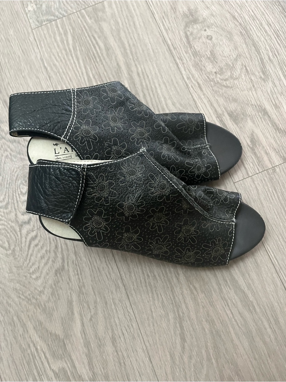 L'ATISTE Black Floral Open-Toe Slingback Mules